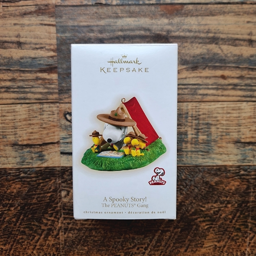 Hallmark Ornament A Spooky Story 2009 Peanuts Gang Snoopy + Scouts Camping Tent - Picture 1 of 3
